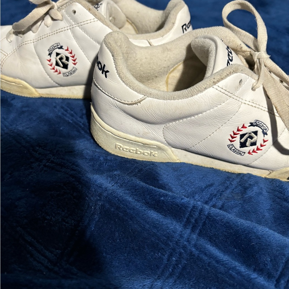 Women’s/juniors size 7 white Reebok shoes
